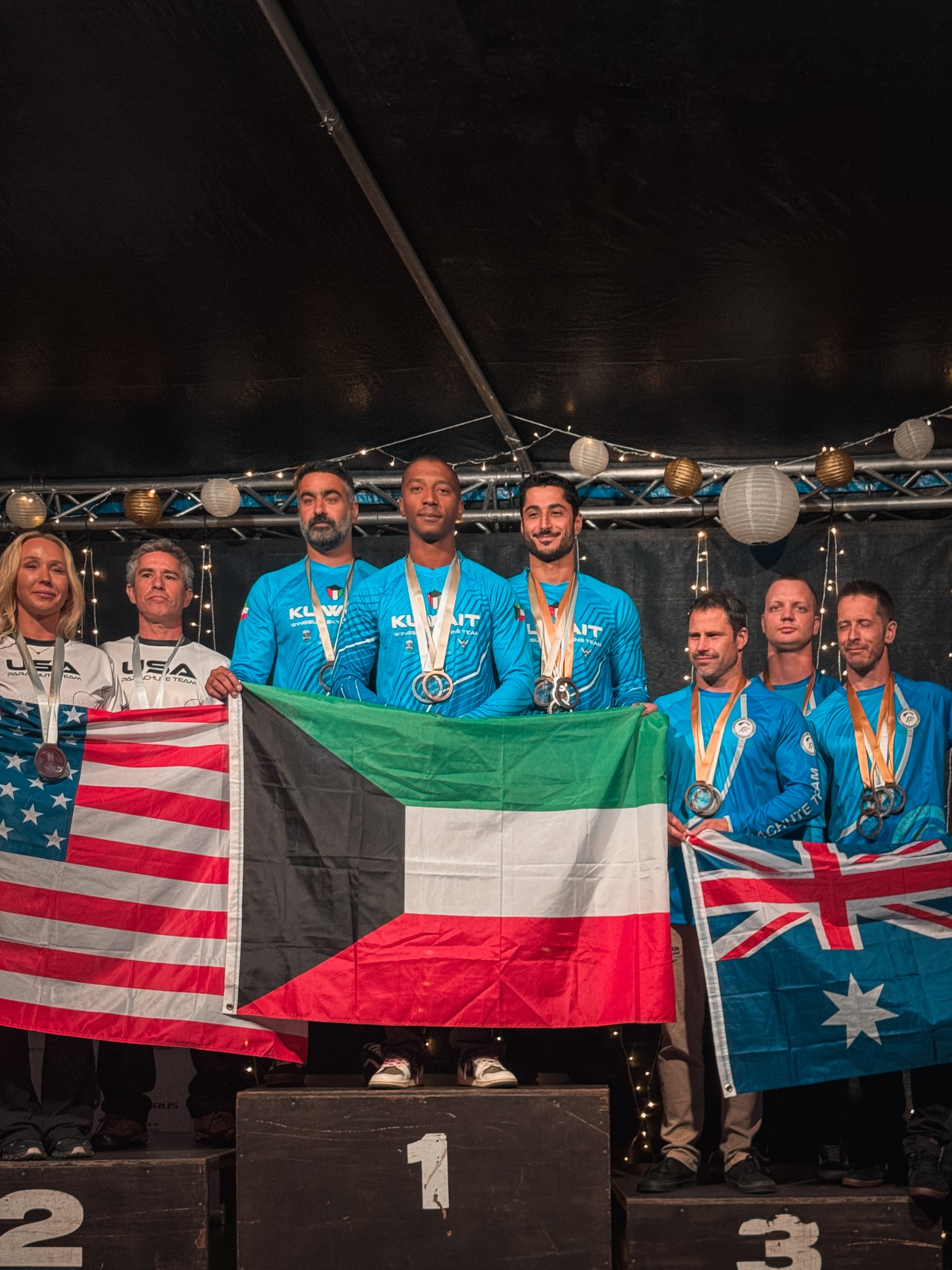 منتخب الكويت للقفز الحر يحقق المركز الأول في بطولة العالم الخامسة للقفز المظلي للمجنحين