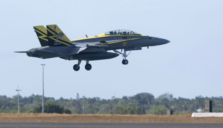 مقاتلة أمريكية من طراز (إف-إيه-18 دي هورنت) تابعة لسلاح الجو الماليزي