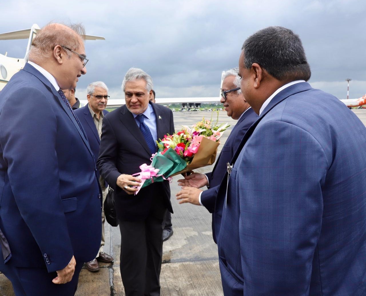 وزير الخارجية الباكستاني محمد إسحق دار ووزير الخارجية البنغلاديشي أسد علم سيام