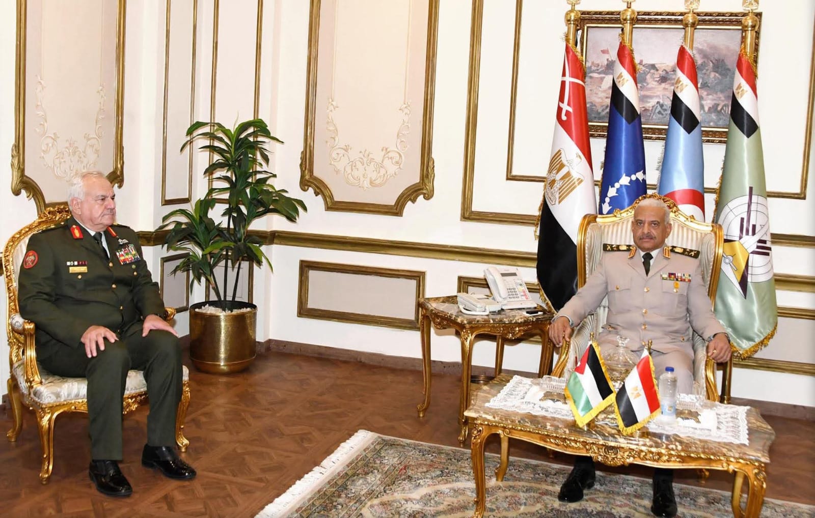 وزير الدفاع المصري يبحث مع رئيس الأركان الأردني التعاون العسكري بين البلدين