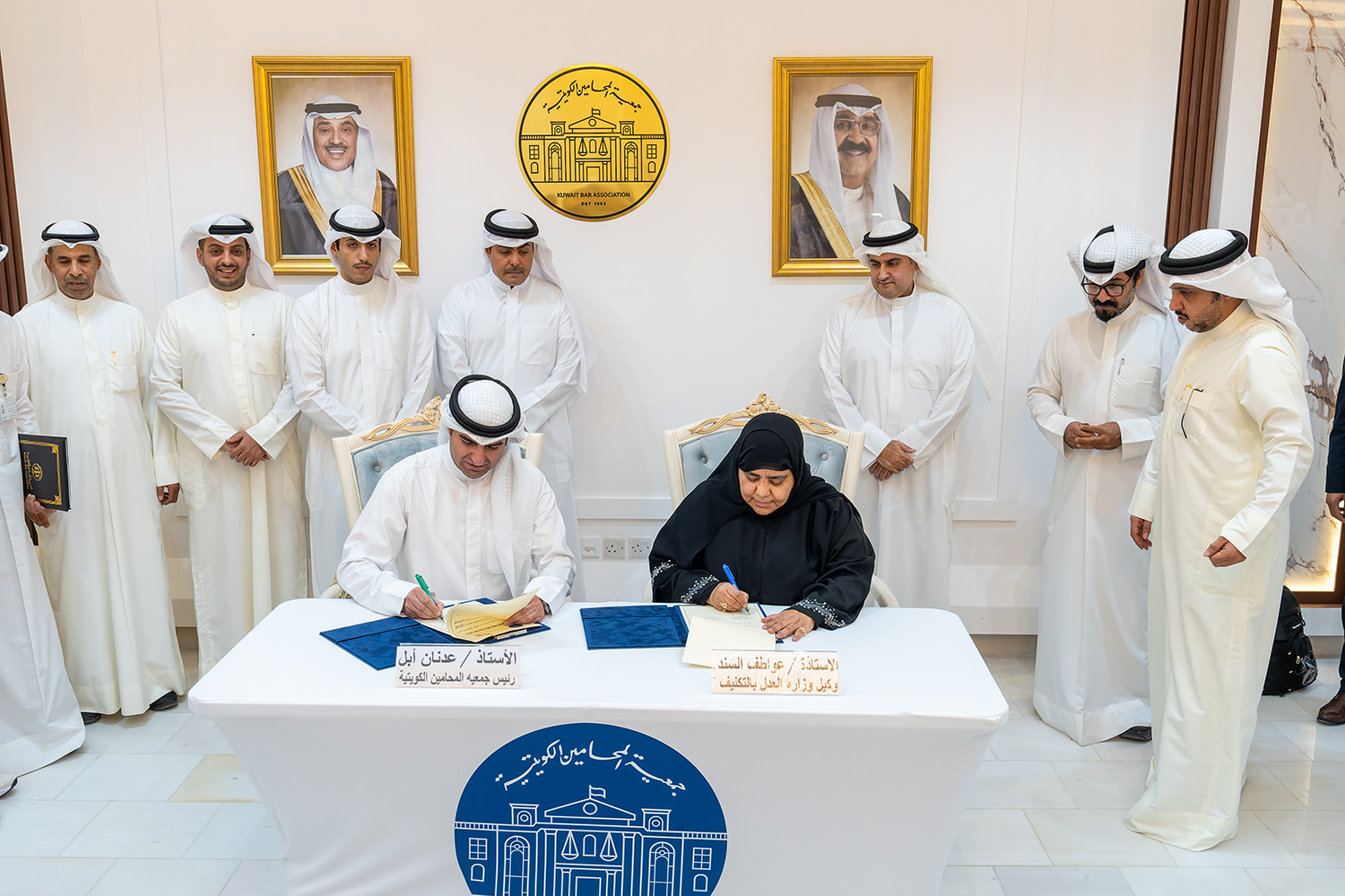 وكيلة وزارة العدل بالتكليف عواطف السند ورئيس جمعية المحامين الكويتية عدنان أبل خلال التوقيع على البروتوكول