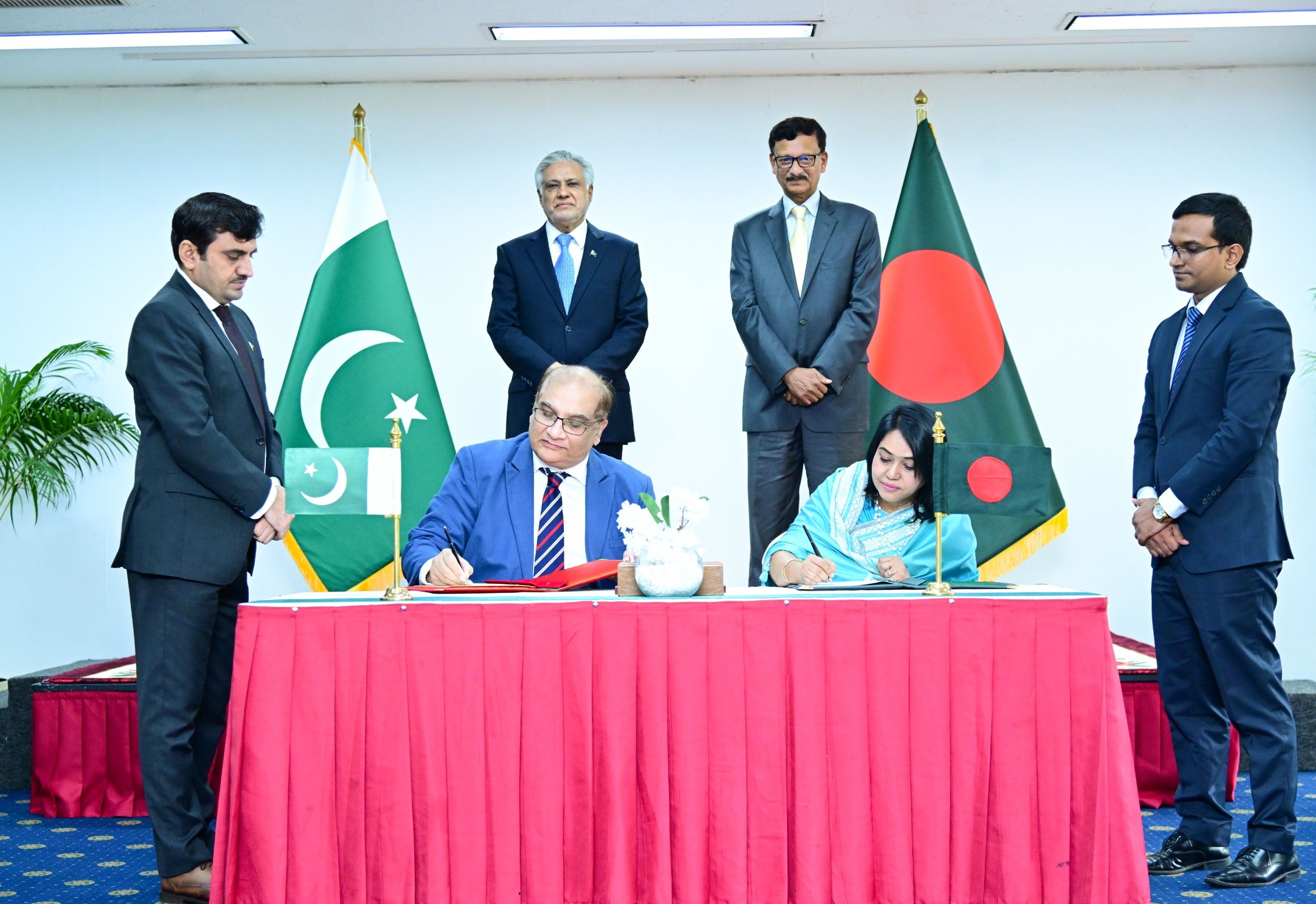 Pakistan and Bangladesh sign 6 MoUs to enhance bilateral relations