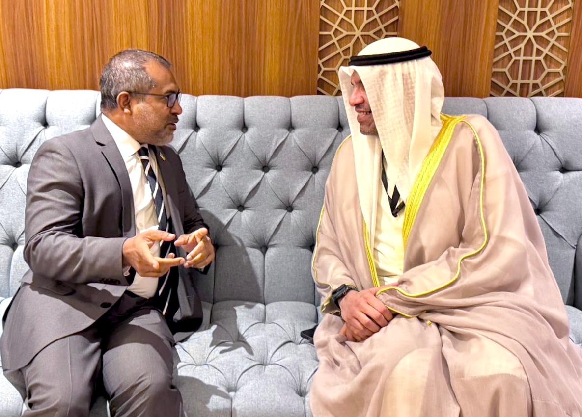 وزير الخارجية الكويتي عبدالله اليحيا مع وزير الخارجية والتكامل الإقليمي والتجارة الدولية بجمهورية موريشيوس دانانجاي رامفول