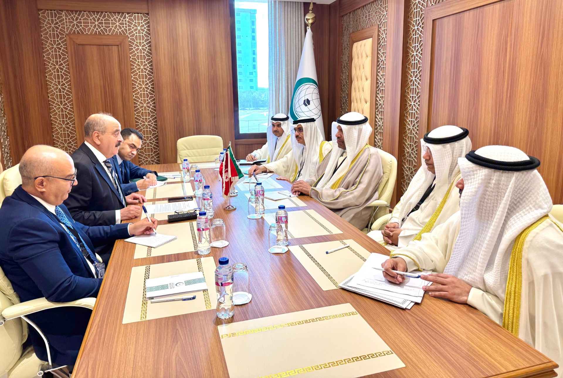وزير الخارجية عبدالله اليحيا يلتقي نظيره التونسي على هامش الاجتماع الاستثنائي لمنظمة التعاون الإسلامي