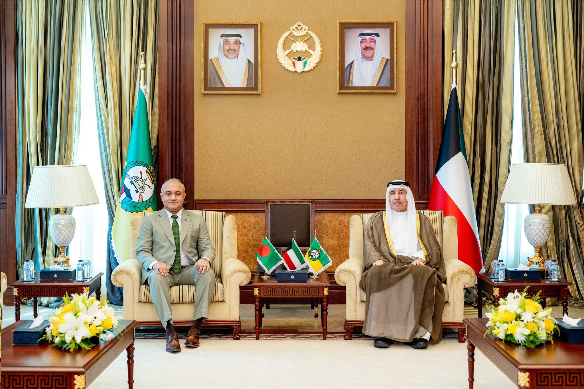 رئيس الحرس الوطني الشيخ مبارك حمود الجابر الصباح مع سفير جمهورية بنغلاديش الصديقة لدى دولة الكويت اللواء سيد طارق حسين
