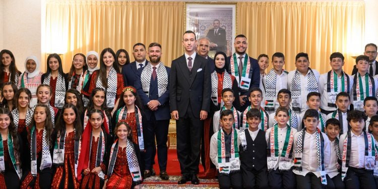 ولي العهد المغربي الأمير مولاي الحسن يتوسط الأطفال المقدسيين