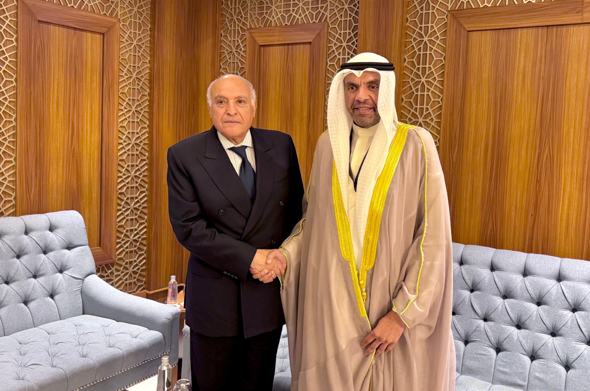 وزير الخارجية الكويتي يلتقي نظيره الجزائري على هامش الاجتماع الاستثنائي لمنظمة التعاون الإسلامي