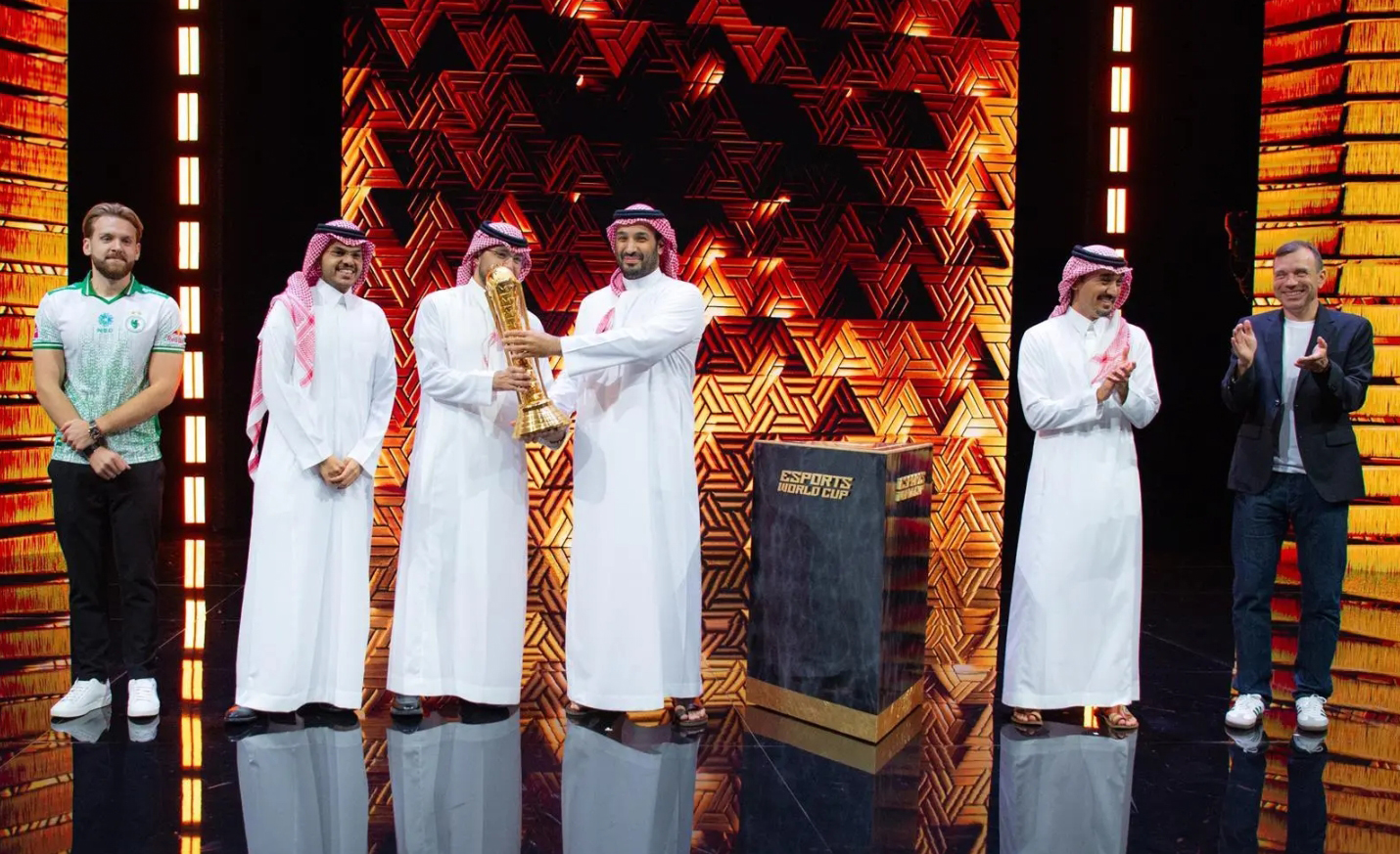 ولي العهد رئيس مجلس الوزراء السعودي الأمير محمد بن سلمان يتوج فريق (فالكونز) بكأس العالم للرياضات الإلكترونية