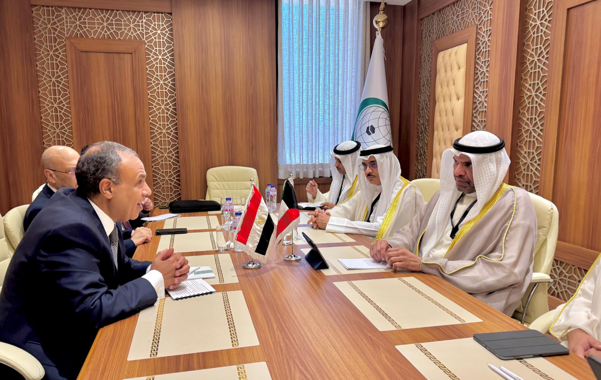 Kuwaiti Minister of Foreign Affairs Abdullah Al-Yahya with his Egyptian counterpart Badr Abdelatty
