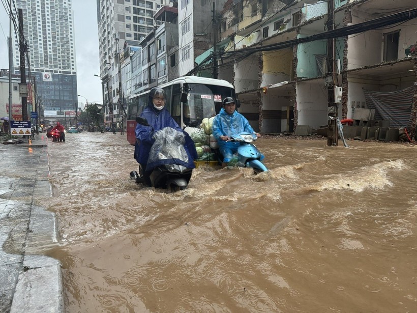The Vietnamese capital Hanoi flooded from Typhoon Kajiki