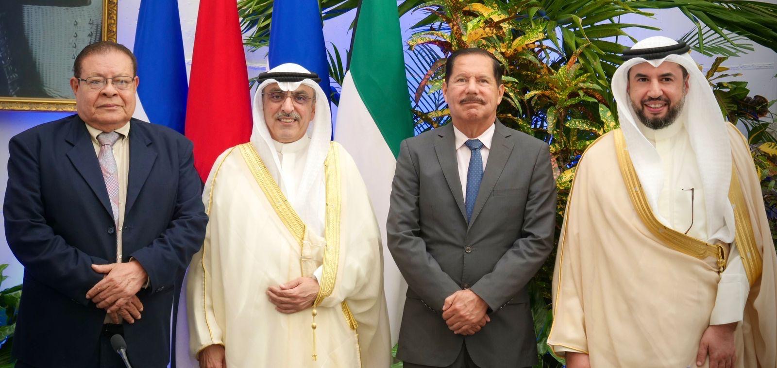 المدير العام للصندوق الكويتي للتنمية الاقتصادية العربية بالوكالة وليد البحر ووزير المالية والائتمان العام في جمهورية نيكاراغوا برونو جالاردو في صورة جماعية