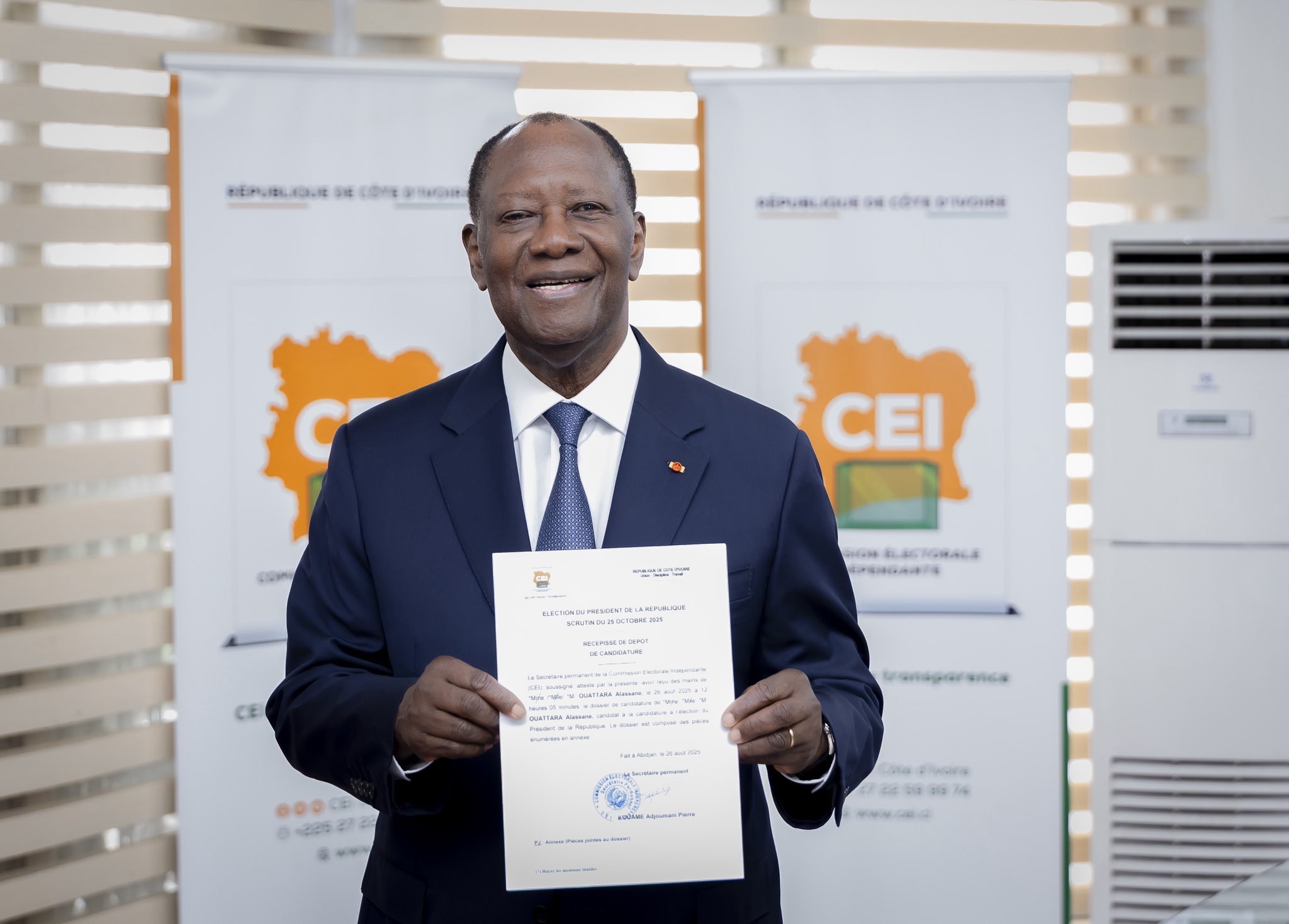 رئيس ساحل العاج الحسن واتارا لحظة إيداع ملف ترشحه لولاية رابعة