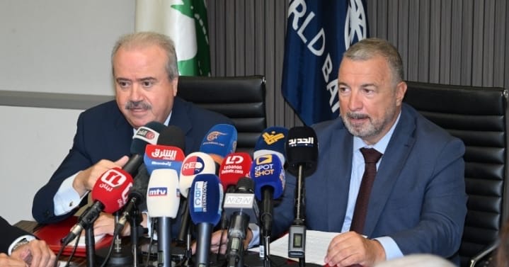 وزير المالية اللبناني ياسين جابر خلال مؤتمر  صحفي مشترك مع المدير الإقليمي للبنك الدولي جان كريستوف كاريه في بيروت