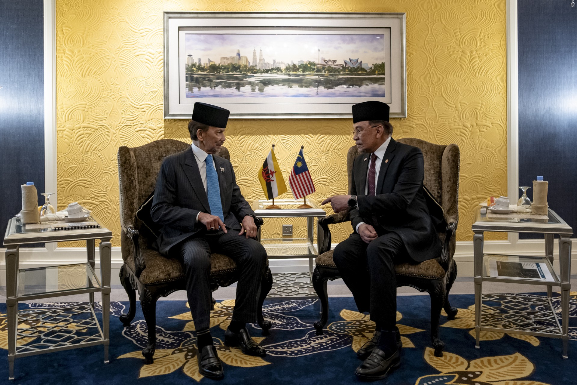 السلطان حسن البلقية ورئيس الوزراء أنور إبراهيم خلال المشاورات السنوية ال26 في ماليزيا