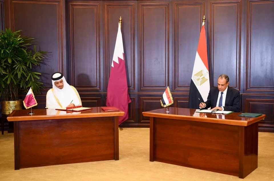 وزير الخارجية المصري بدر عبد العاطي ورئيس مجلس الوزراء وزير الخارجية القطري الشيخ محمد بن عبد الرحمن خلال توقيع محضر اجتماع اللجنة
