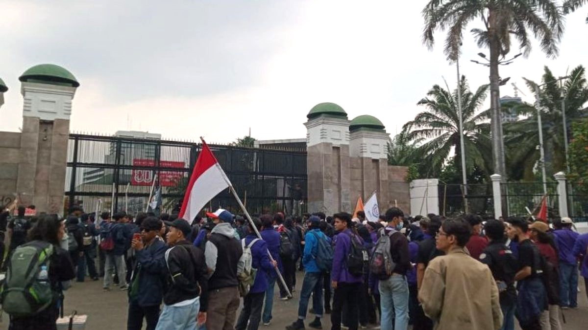 Protestors in front of the parliament building in Jakarta