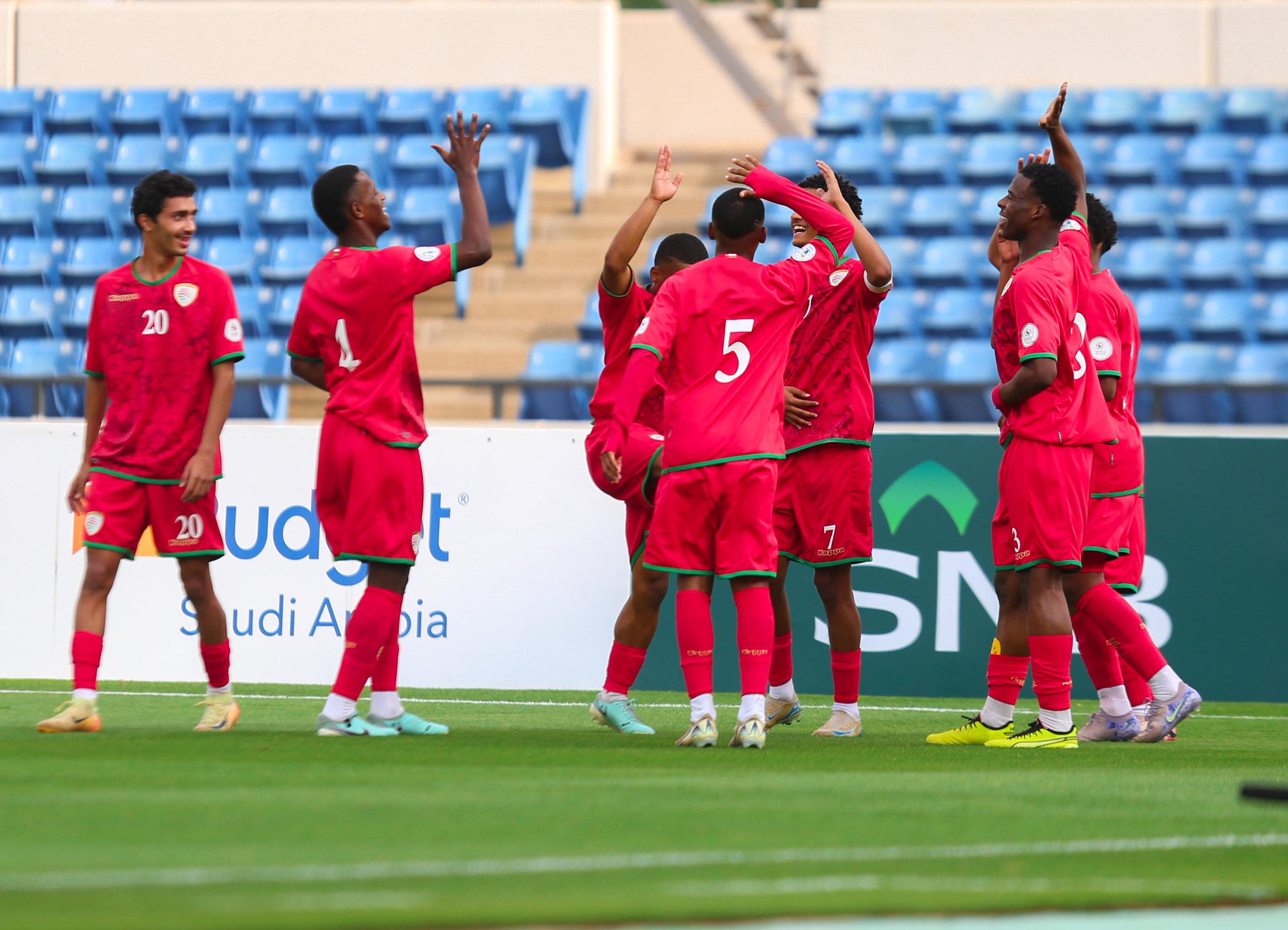 احتفال لاعبو منتخب عمان