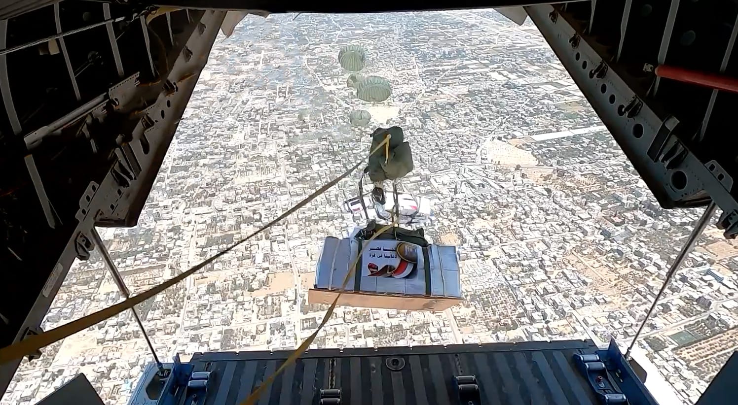 مصر تواصل أعمال الإسقاط الجوي للمساعدات الإنسانية على قطاع غزة