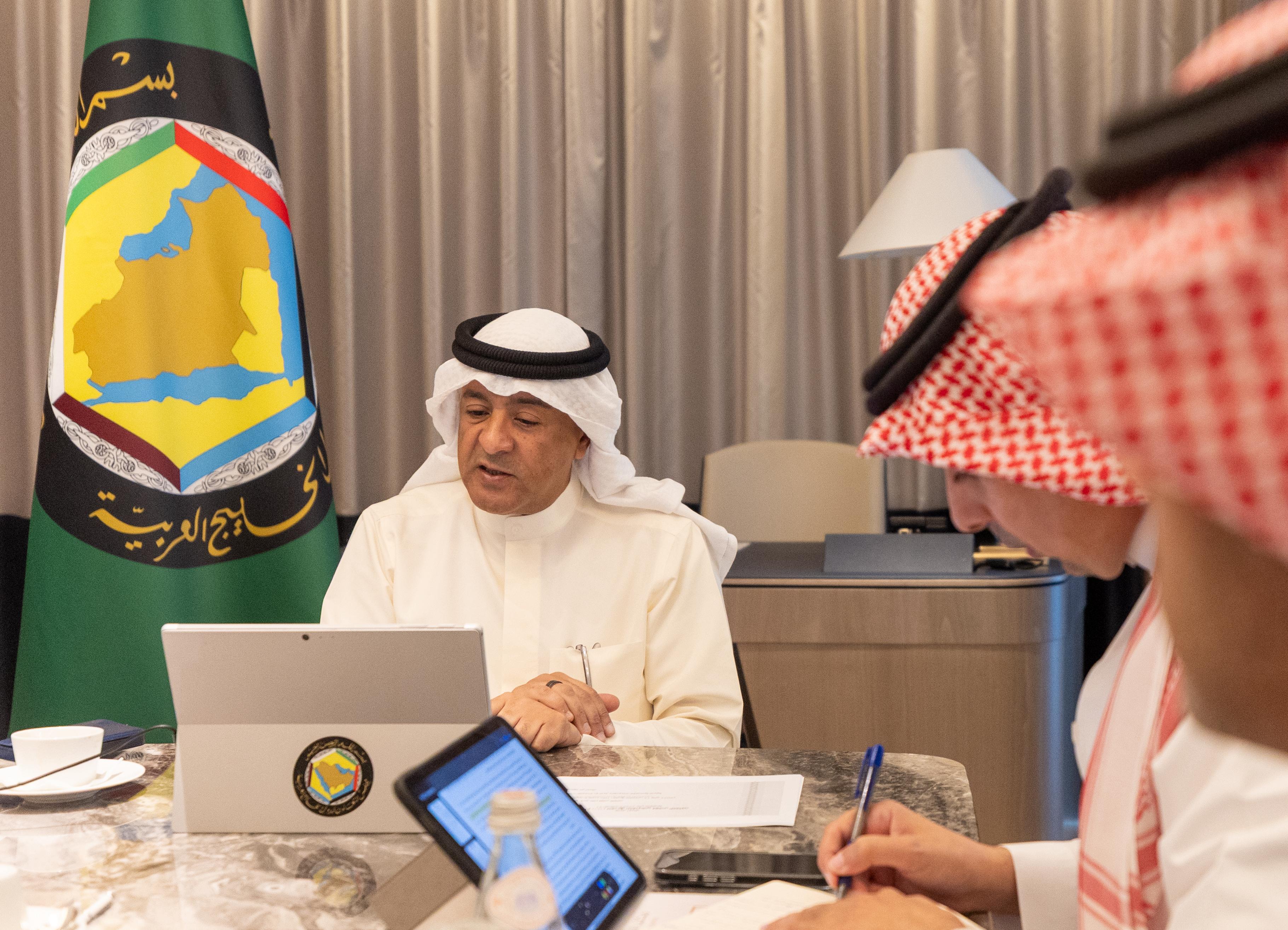  الأمين العام لمجلس التعاون لدول الخليج العربية جاسم البديوي خلال الاجتماع المرئي مع الفريق التفاوضي لمجلس التعاون لاتفاقيات التجارة الحرة