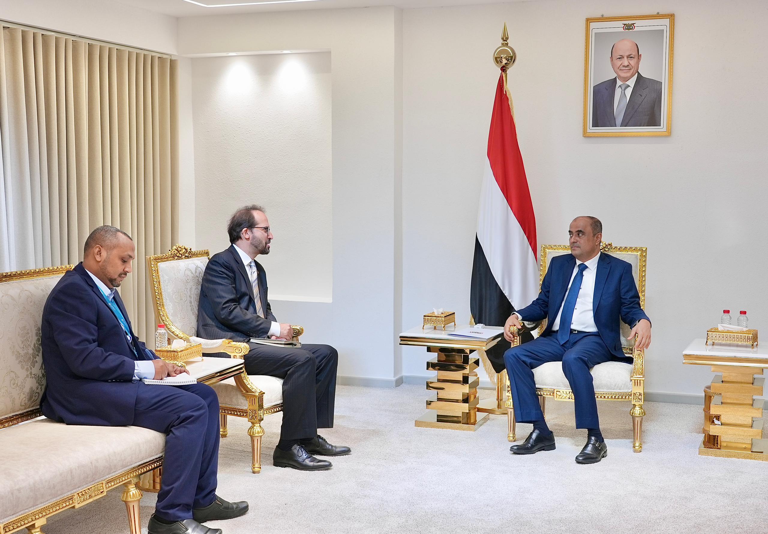 رئيس الوزراء اليمني سالم بن بريك يستقبل السفير السويسري توماس أورتيلا في عدن