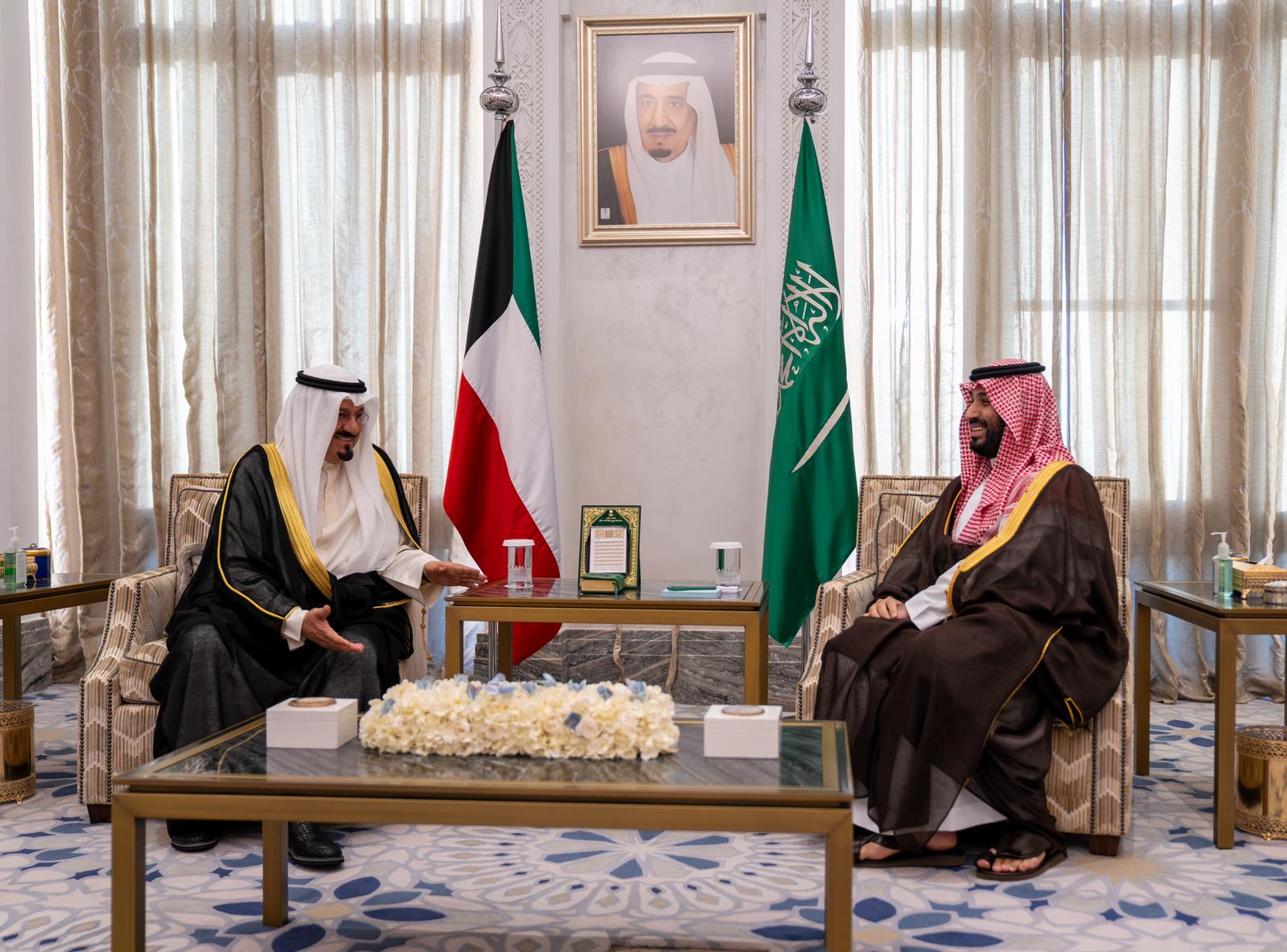 سمو ولي العهد رئيس مجلس الوزراء السعودي يستقبل سمو رئيس مجلس الوزراء الكويتي والوفد المرافق لسموه