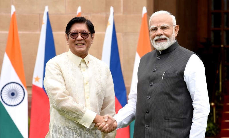 رئيس الوزراء الهندي ناريندرا مودي مع الرئيس الفلبيني فرديناند ماركوس