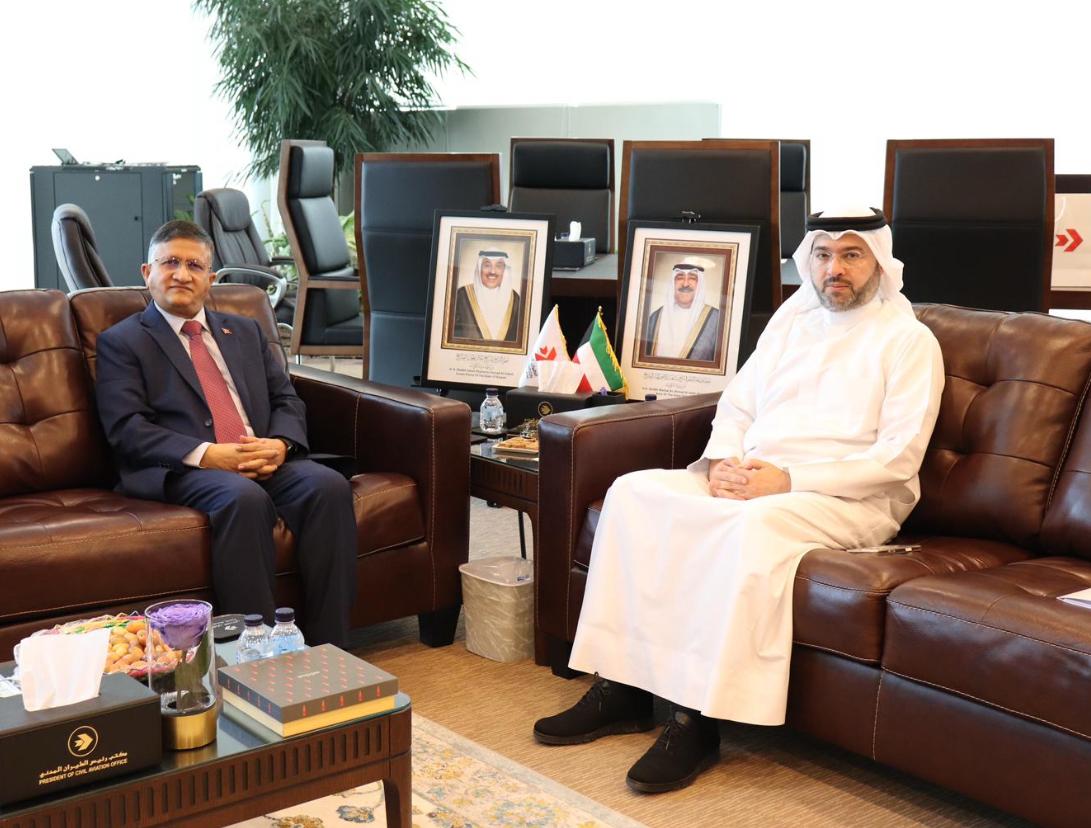 رئيس الطيران المدني الشيخ حمود مبارك الحمود الجابر الصباح وسفير جمهورية نيبال لدى البلاد غانا شيام لامسال