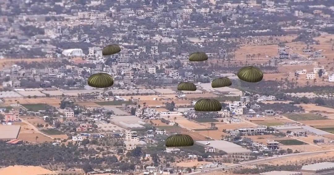 اسقاط المساعدات على غزة جوا بالتزامن مع تدفق الشاحنات برا
