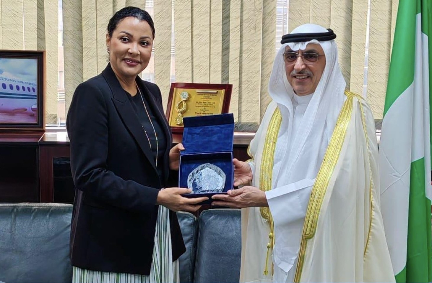 المدير العام للصندوق الكويتي للتنمية الاقتصادية العربية بالوكالة وليد البحر ووزير الدولة للشؤون المالية بجمهورية نيجيريا الدكتورة دوريس أنيتي بعد توقيع الاتفاقية