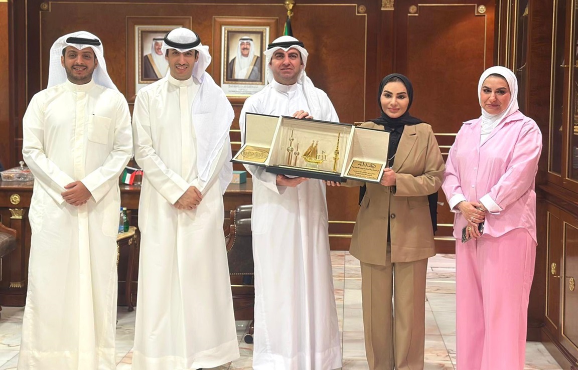 وزير الشؤون الاجتماعية وشؤون الأسرة والطفولة الدكتورة أمثال الحويلة مع رئيس وأعضاء مجلس إدارة جمعية المحامين الكويتية