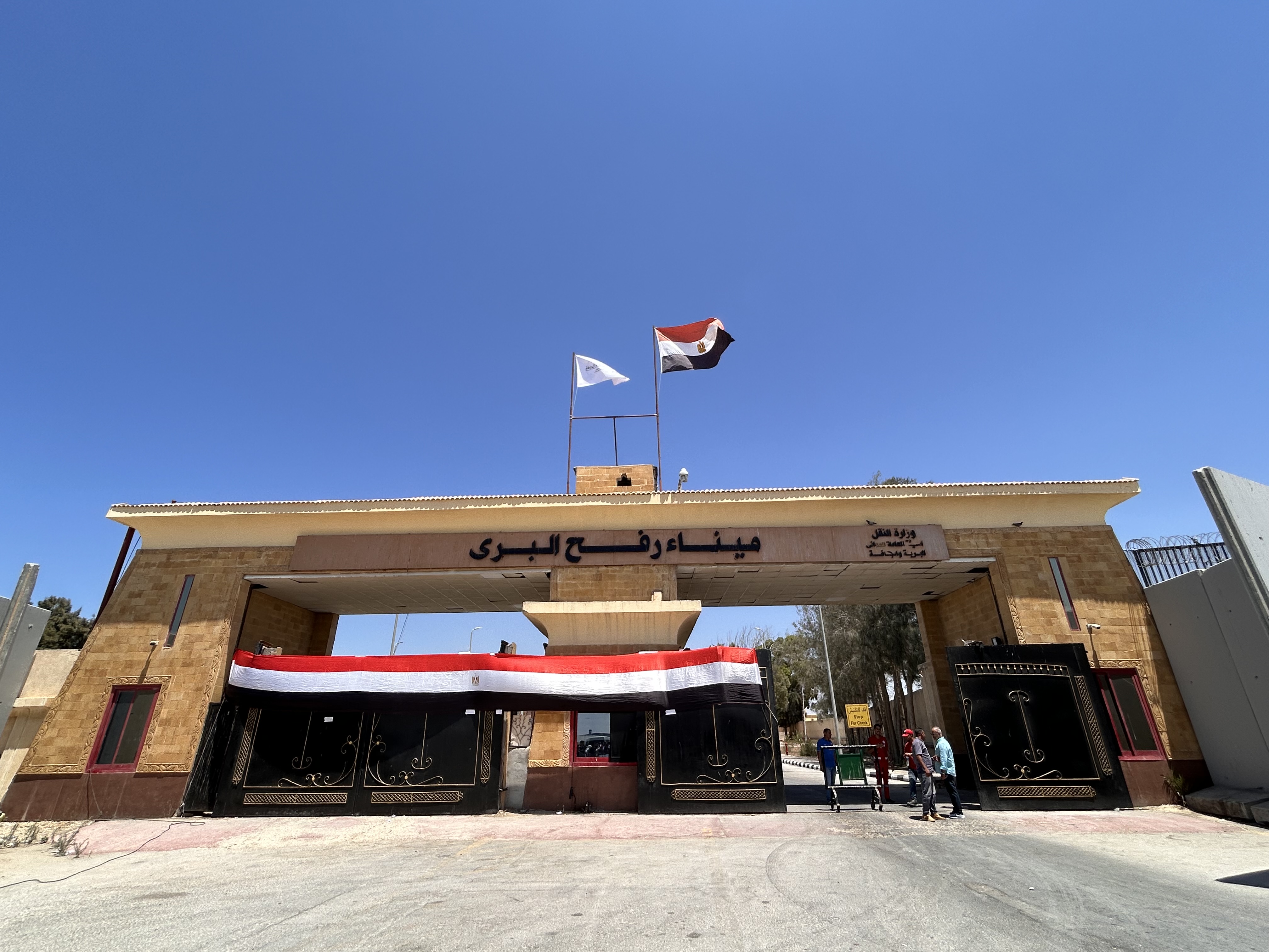 كونا : معبر (رفح) البري.. شاحنات الأمل تصطف أمام الشريان الحيوي الوحيد لإنقاذ قلب غزة - انسان - 07/08/2025