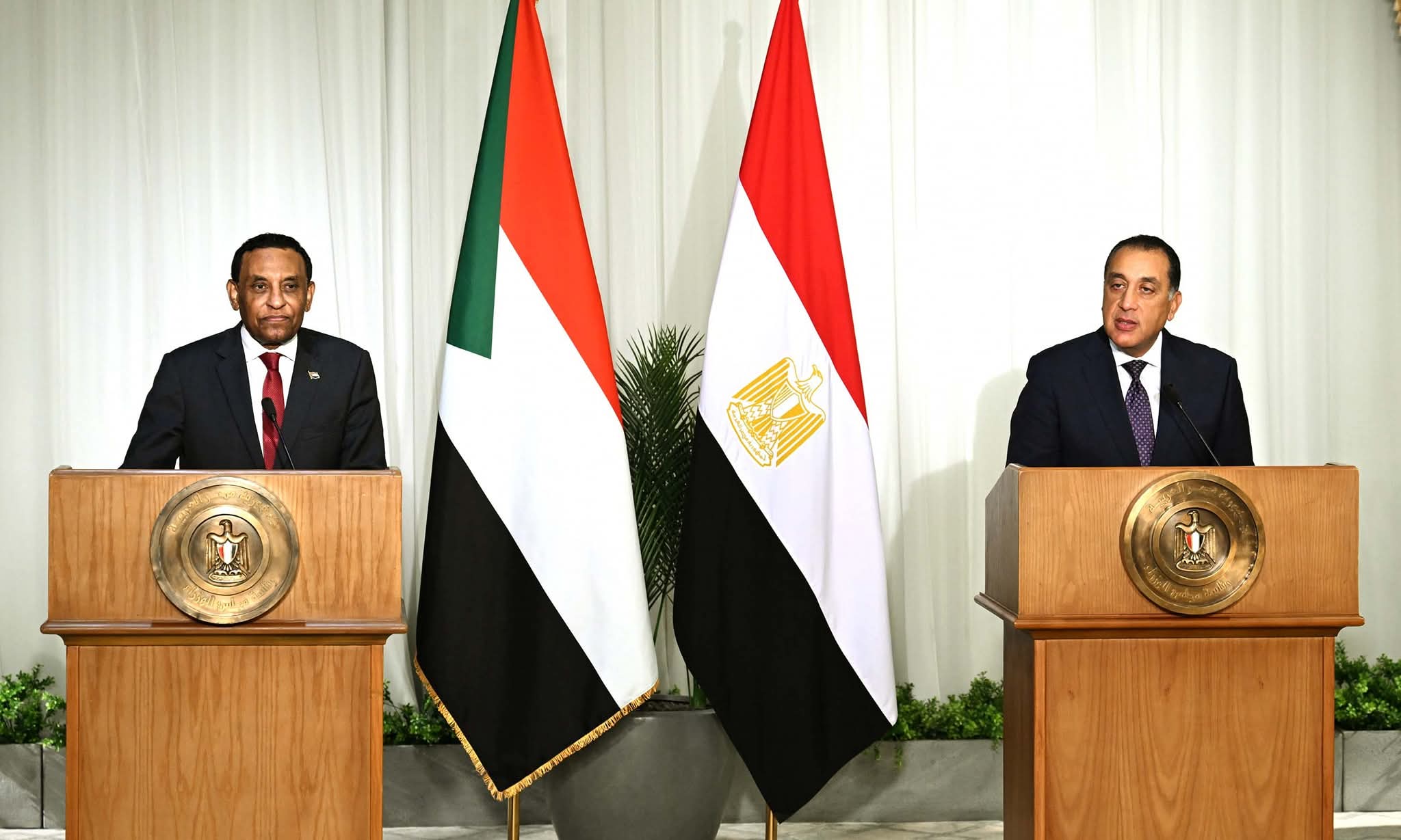 رئيس الوزراء المصري الدكتور مصطفى مدبولي خلال مؤتمر صحفي مشترك مع نظيره السوداني الدكتور كامل الطيب إدريس	