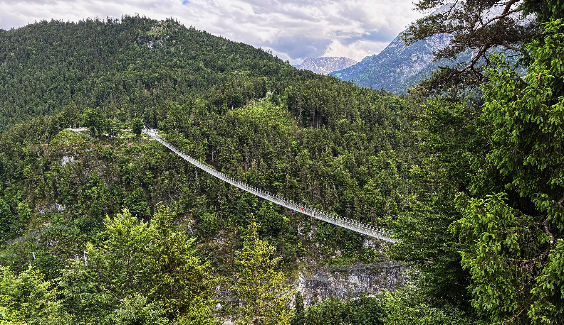 طول الجسر 406 أمتار ويربط قلعة (إيرينبيرغ) بقلعة (كلاوديا)