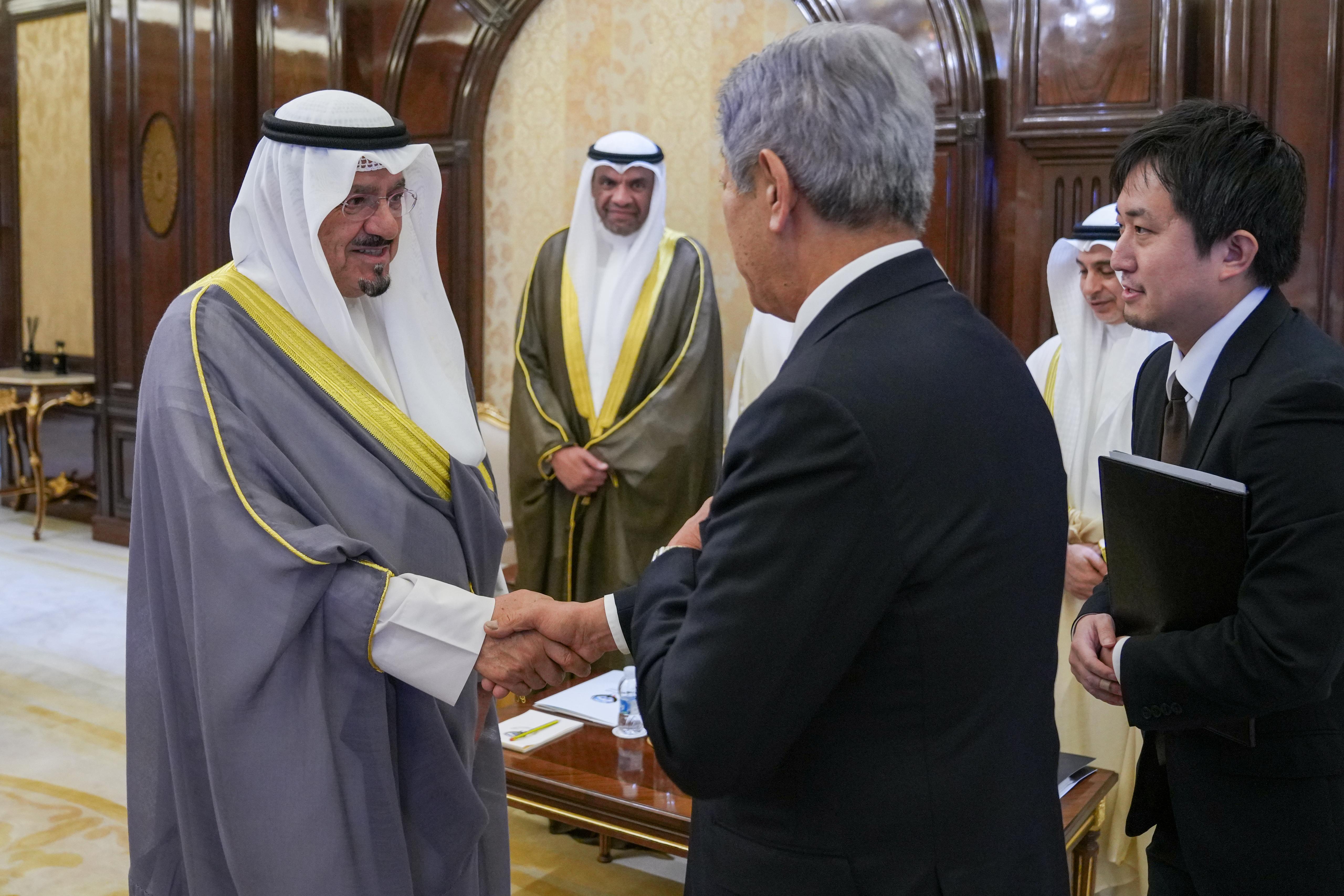 استقبل سمو الشيخ أحمد عبدالله الأحمد الصباح رئيس مجلس الوزراء  وزير خارجية اليابان إيوايا تاكيشي والوفد المرافق له