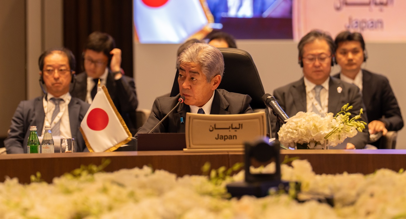 وزير خارجية اليابان تاكيشي إيوايا