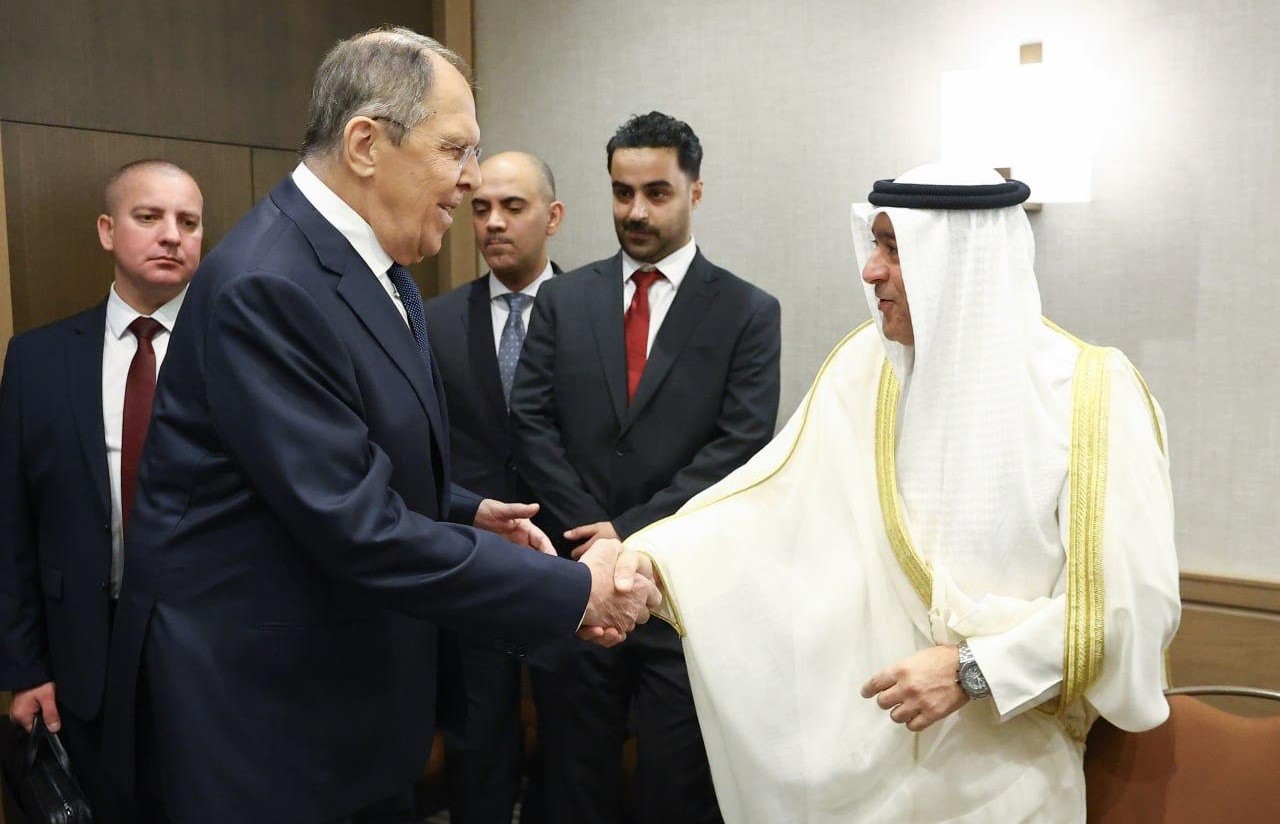 Le ministre russe des Affaires étrangères, Sergueï Lavrov, et le secrétaire général du CCG, Jassem Al-Budaiwi.