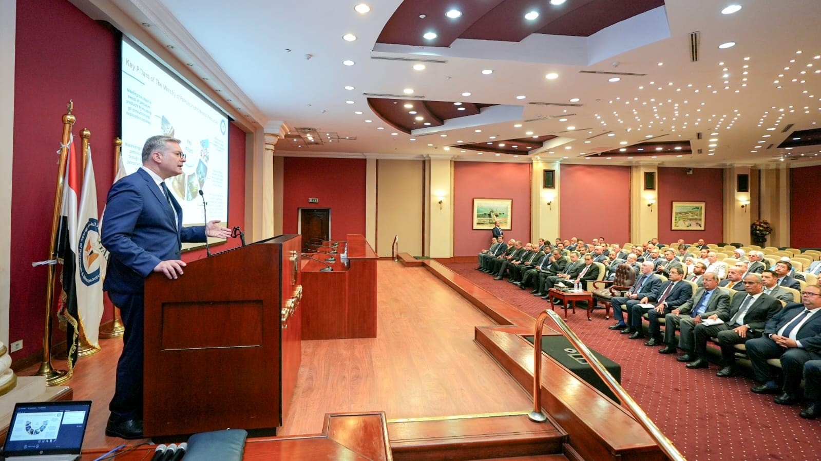 وزير البترول والثروة المعدنية المصري كريم بدري خلال لقاءه مع رؤساء وممثلي شركات النفط والغاز