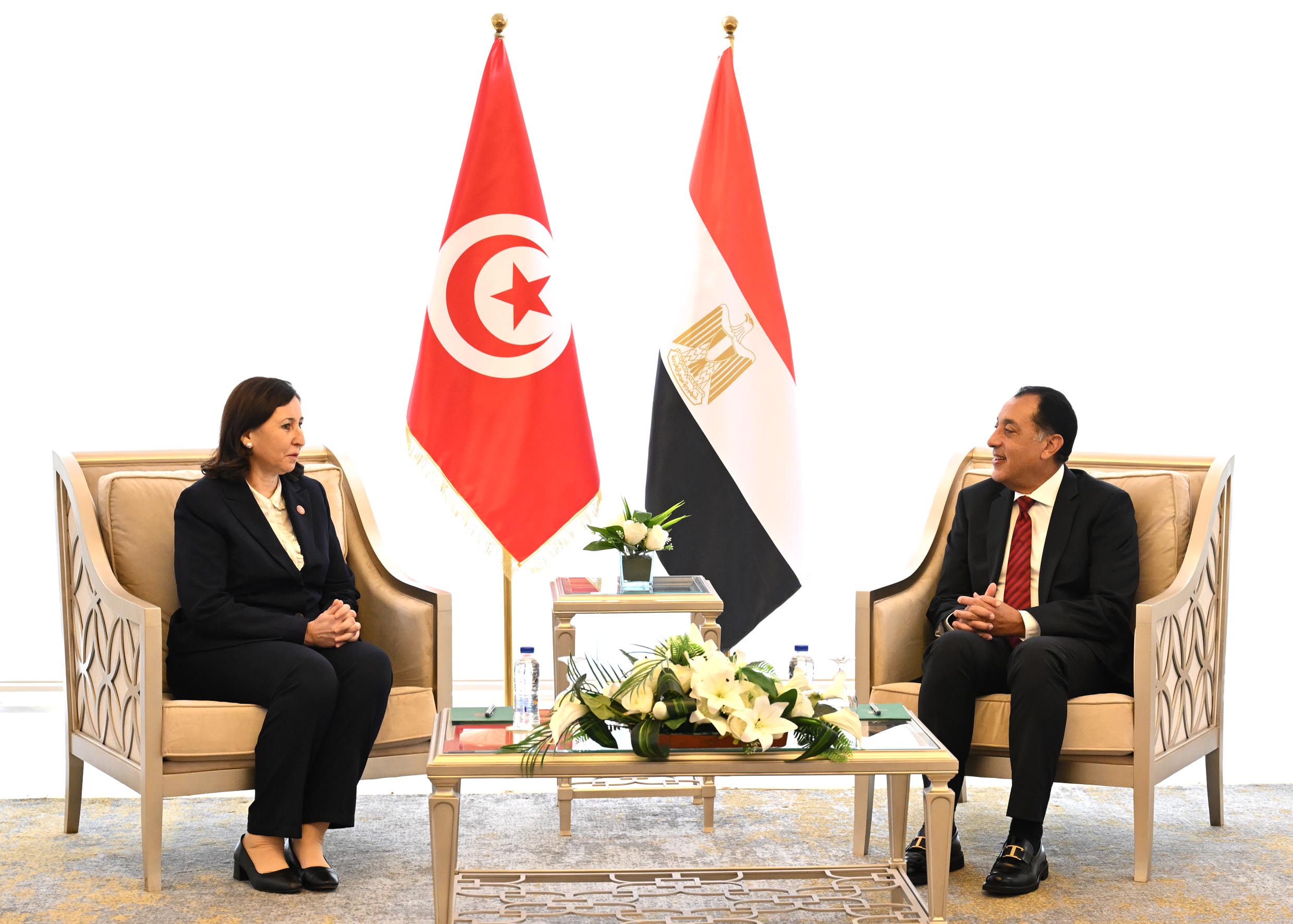 رئيس مجلس الوزراء المصري مصطفى مدبولي ونظيرته التونسية سارة الزعفراني