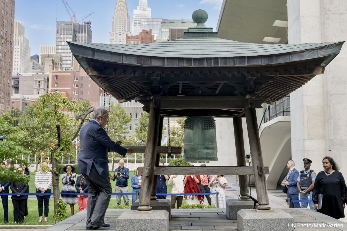 الأمين العام للأمم المتحدة أنطونيو غوتيريش أثناء عقد المراسم السنوية لقرع جرس السلام إحياء (لليوم الدولي للسلام)