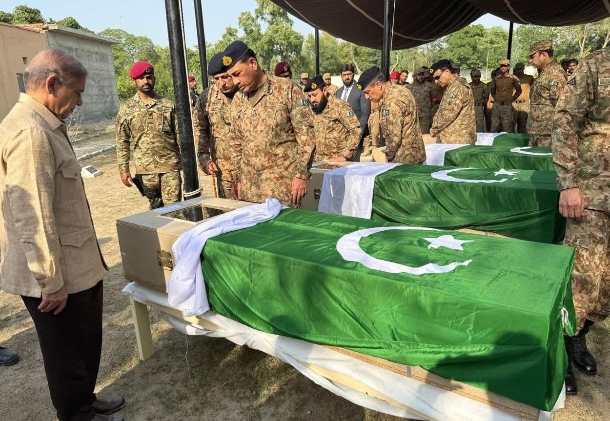 رئيس الوزراء الباكستاني يشارك في صلاة الجنازة على الجنود الاثني عشر الذين قتلوا في العملية