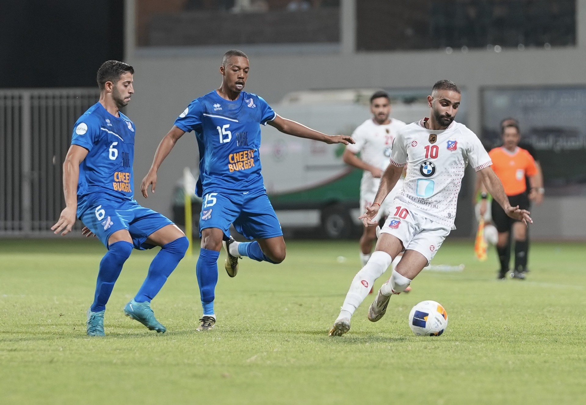 لاعب الكويت ينطلق بالكرة وسط ملاحقة من لاعبي التضامن