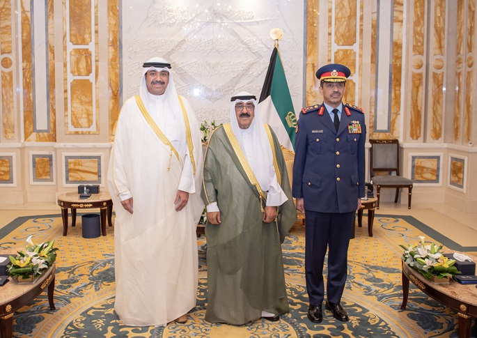 Kuwait Amir receives Minister of Defense and Army Chief of Staff