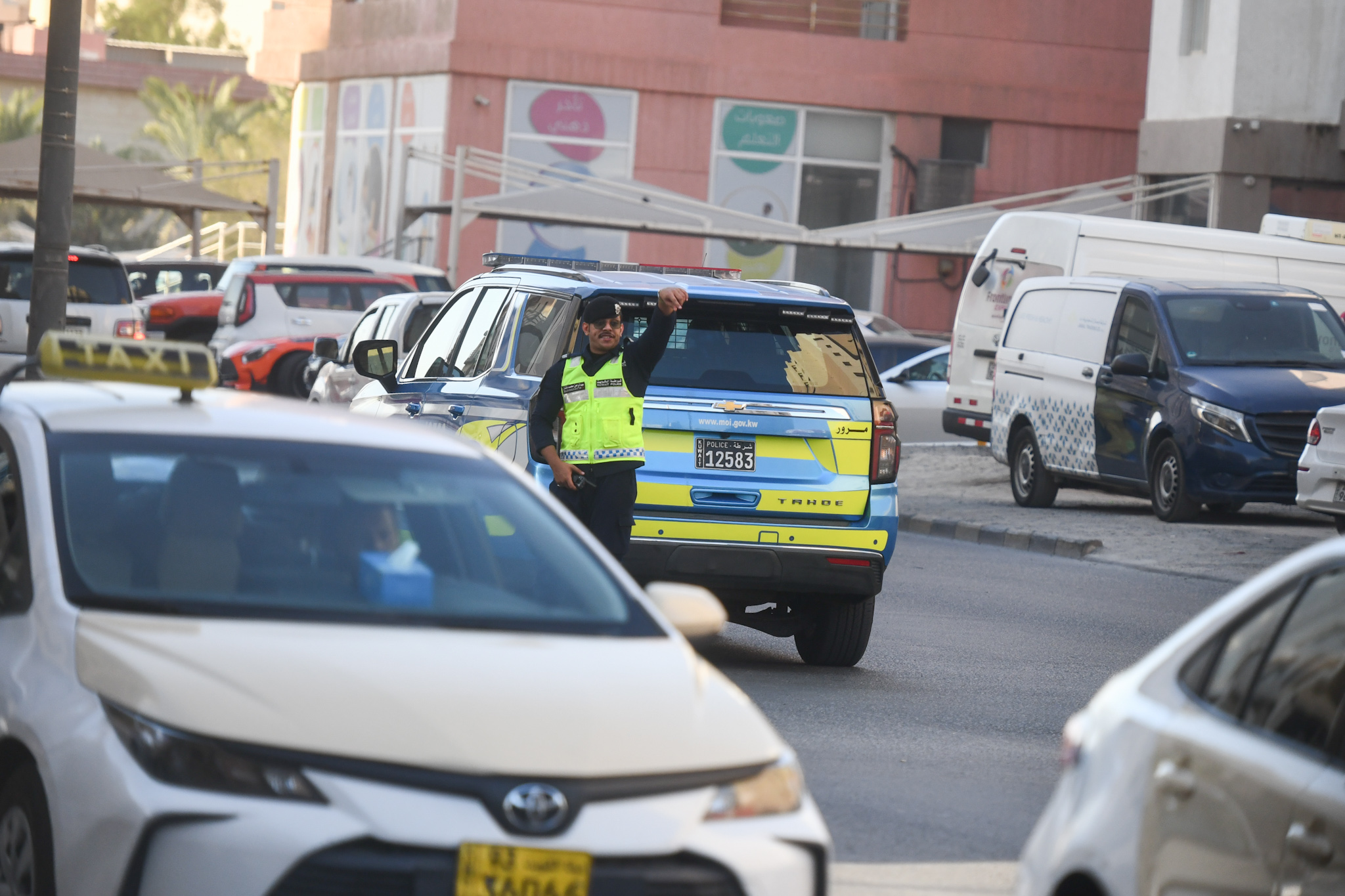 رجال الأمن سطروا أروع الأمثلة في الانضباط والالتزام والتفاني أثناء تنظيم السير