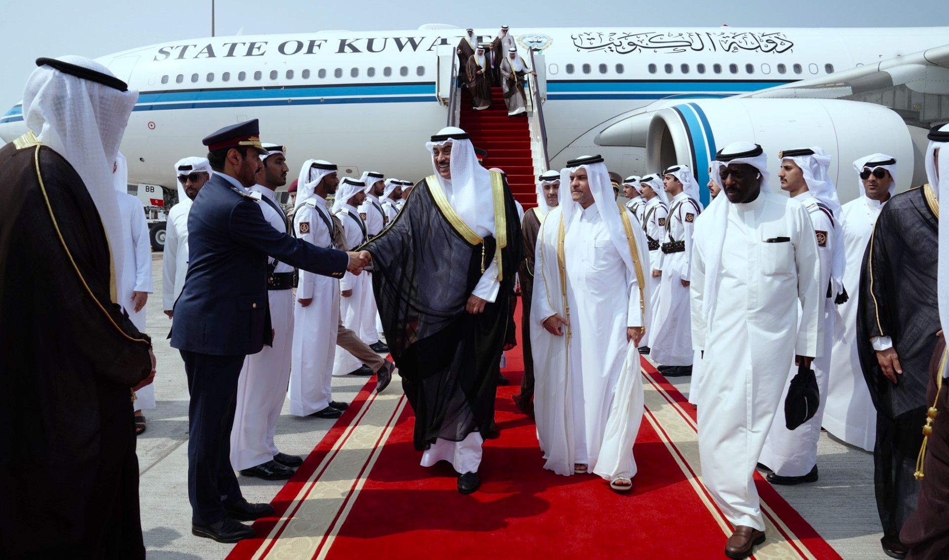 Le représentant de Son Altesse l’Emir, Son Altesse le Prince héritier arrive au Qatar pour participer au Sommet arabo-islamique.