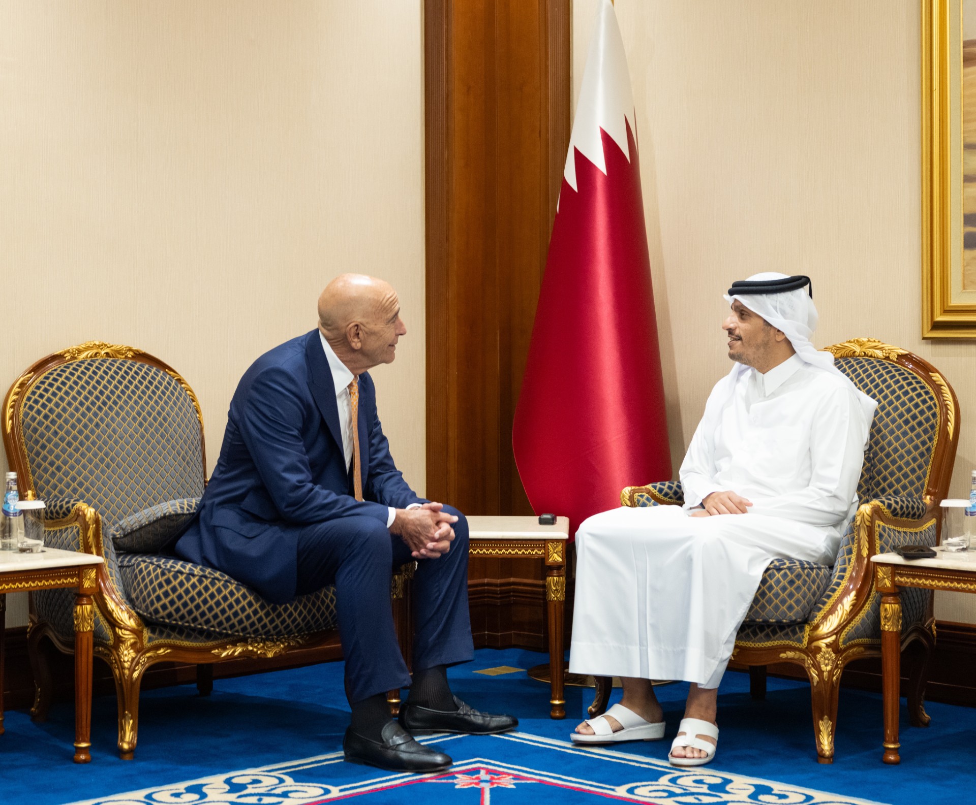 رئيس مجلس الوزراء وزير الخارجية القطري الشيخ محمد بن عبدالرحمن مع المبعوث الأمريكي الخاص إلى سوريا والسفير الأمريكي لدى تركيا توم باراك