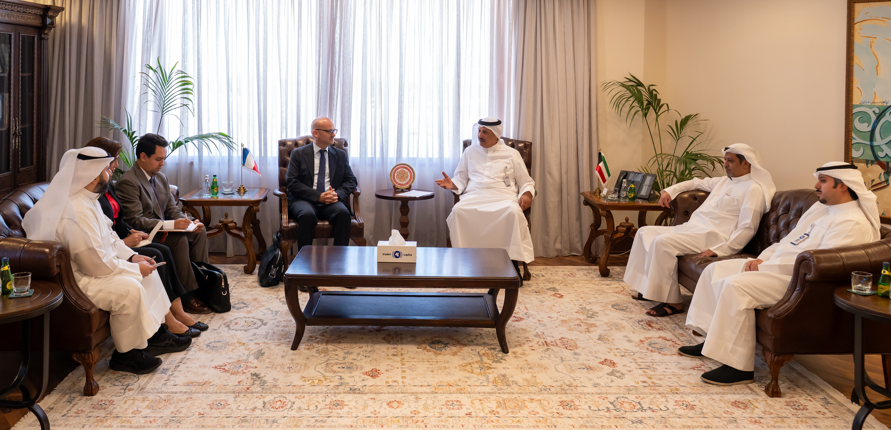 المدير العام لـ(كونا) بالتكليف محمد المناعي يلتقي مع سفير الجمهورية الفرنسية لدى البلاد أوليفييه غوفان