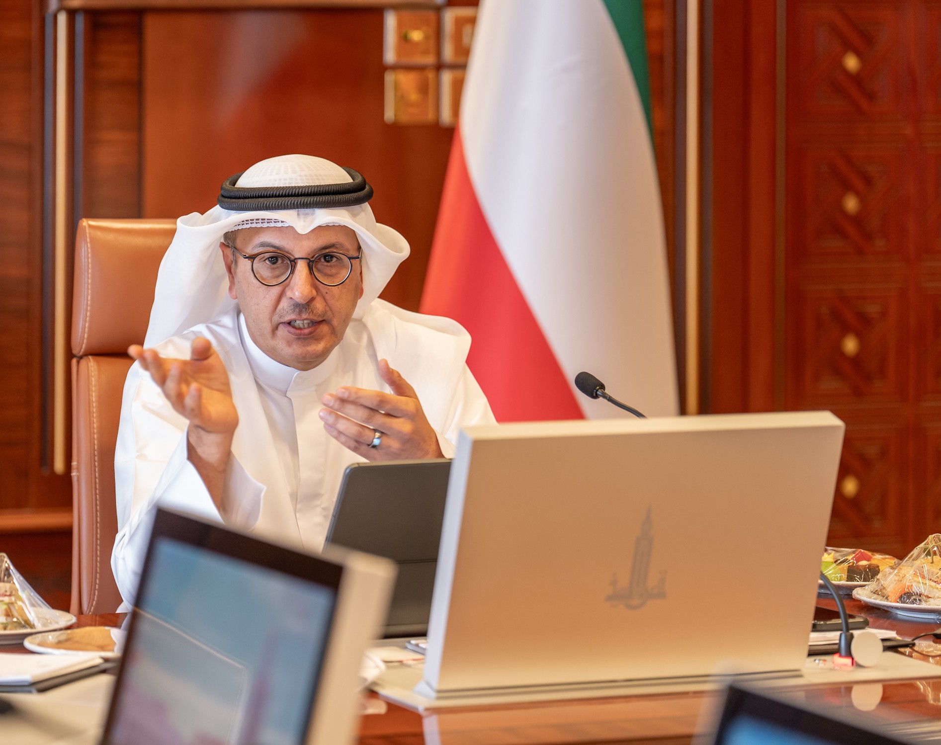 وزير الكهرباء والماء والطاقة المتجددة ووزير المالية ووزير الدولة للشؤون الاقتصادية والاستثمار بالوكالة خلال ترؤسه اجتماعا للجنة الشؤون الاقتصادية في مجلس الوزراء