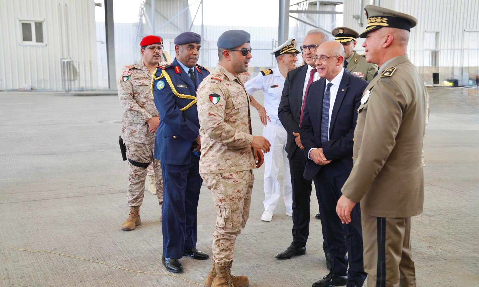 وزير الدفاع الوطني بجمهورية ??تونس?? لدى زيارته قاعدة (عبدالله المبارك) الجوية وفي استقباله نائب رئيس الأركان?? العامة للجيش اللواء الركن طيار صباح جابر الأحمد الصباح