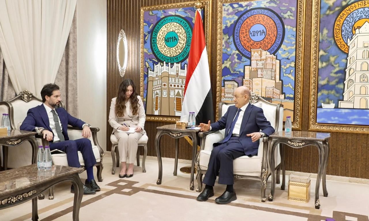 رئيس مجلس القيادة الرئاسي اليمني لدى استقبال القائم بأعمال السفارة الأمريكية لدى اليمن