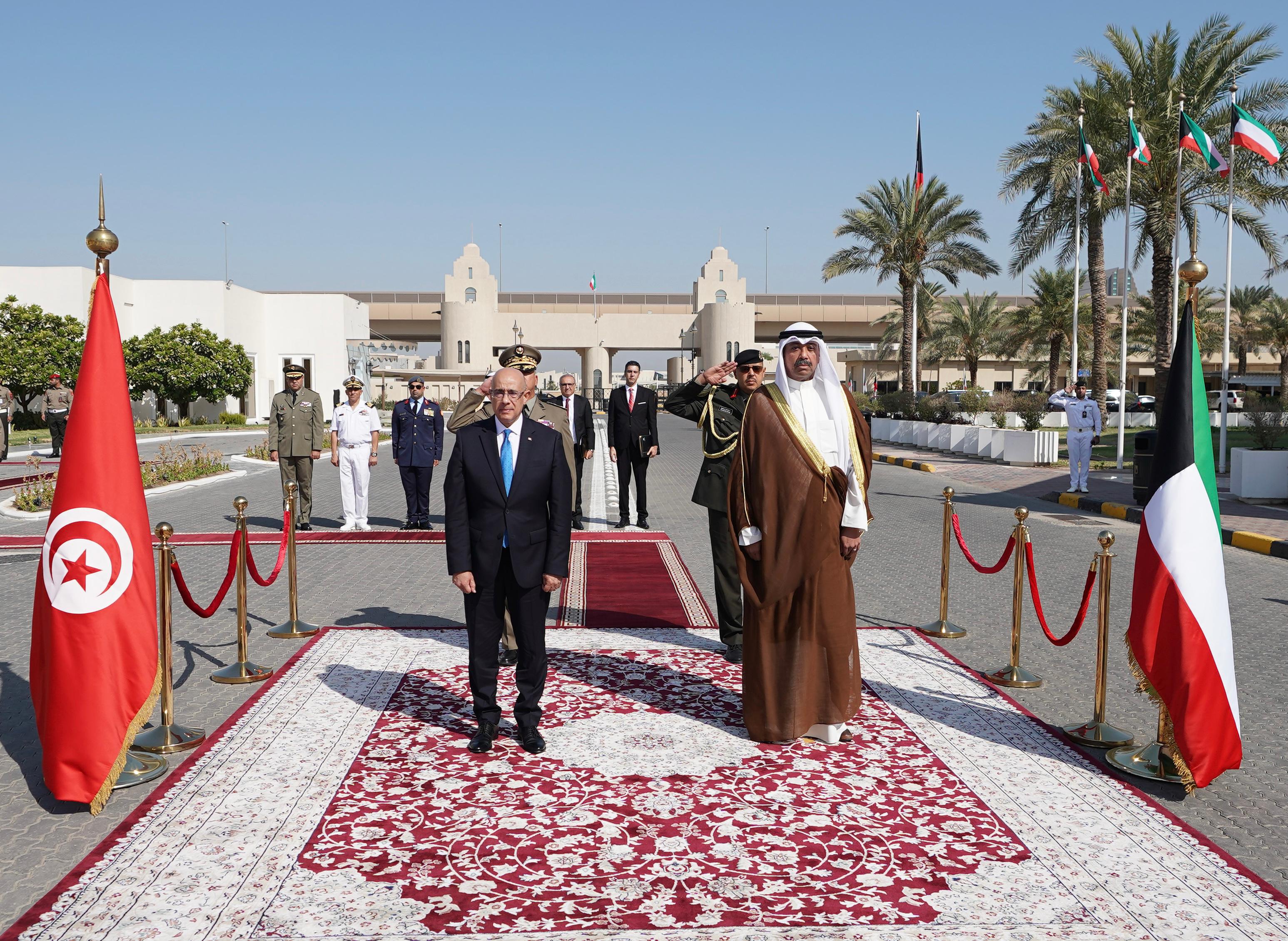 Le ministre de la Défense accueillant son homologue tunisien
